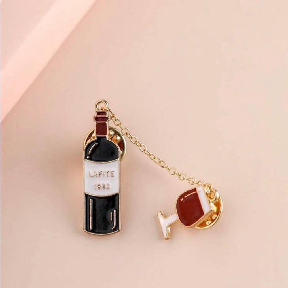 Brooch for red wine fans